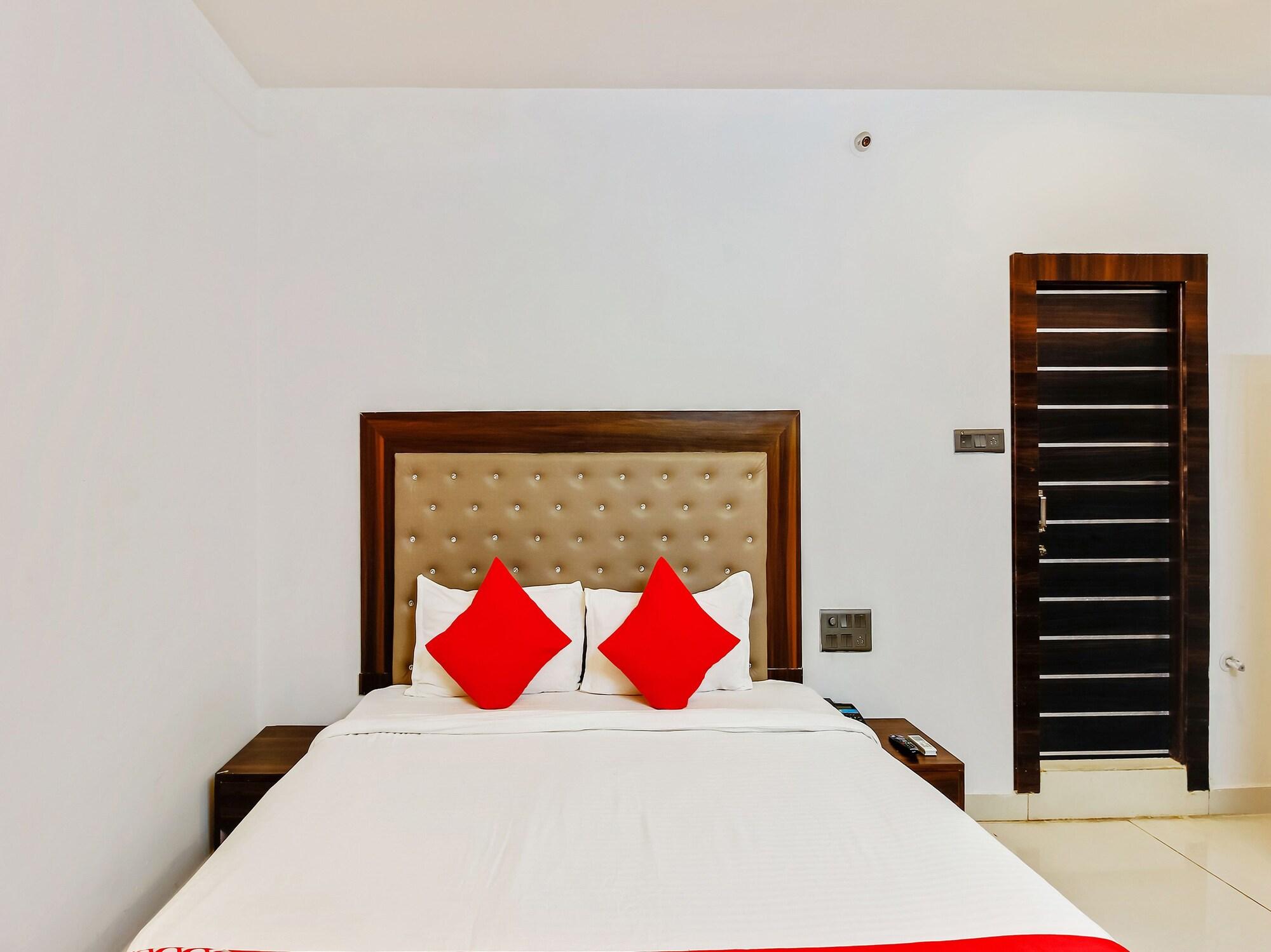 Oyo 29131 Hotel Mn Grand Shamshabad Buitenkant foto